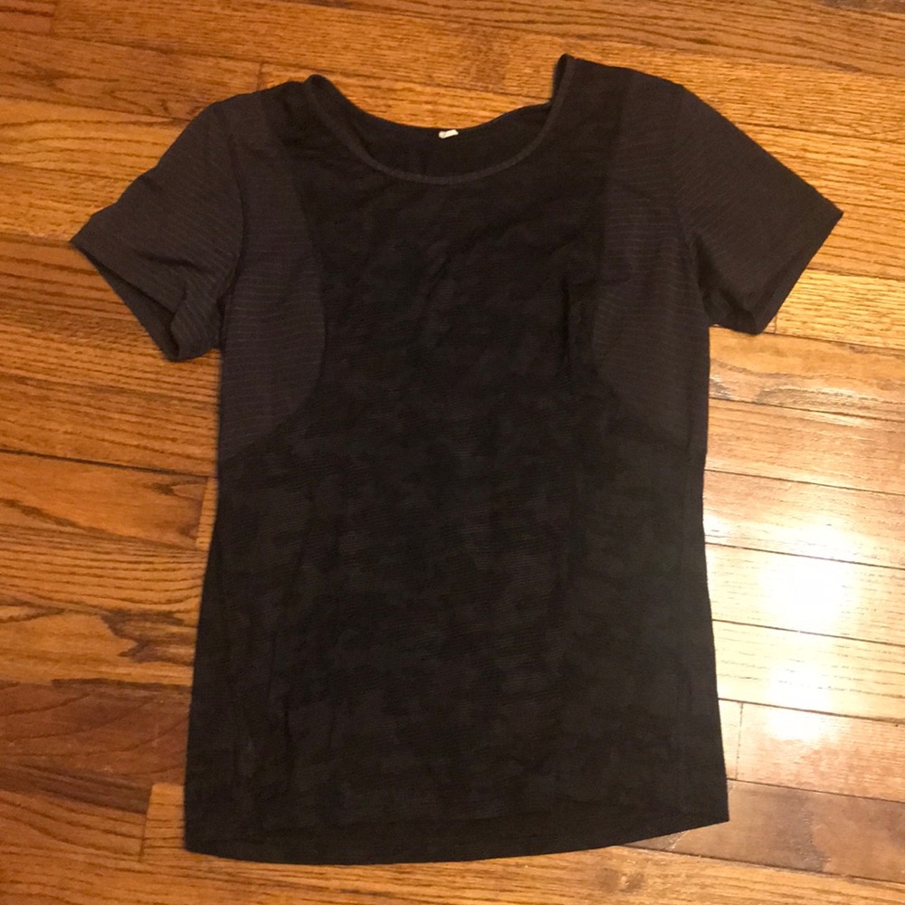 Black lululemon workout shirt